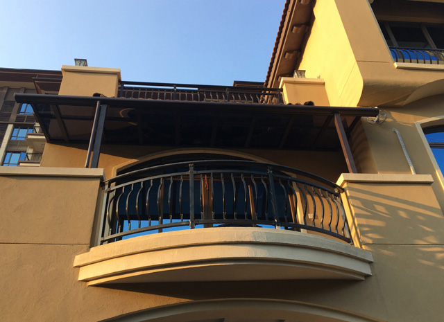 崇左碧桂園陽臺雨棚車棚安裝實例